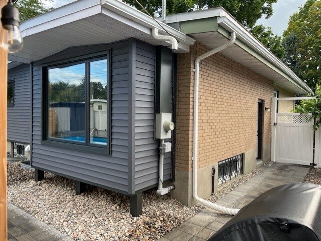 Kaloozie Comfort siding installation project in Ottawa — grey vinyl siding with professional finishing and eavestrough work